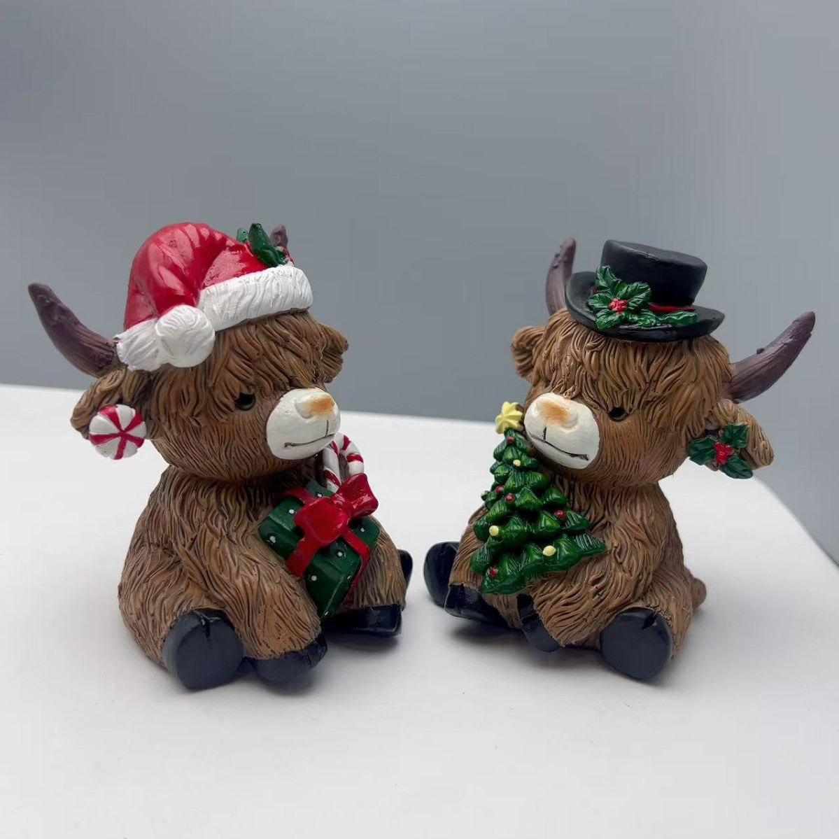 🎄 Highland Cow with Gift – Adorable Christmas Tabletop Statue for Cozy Holiday Décor