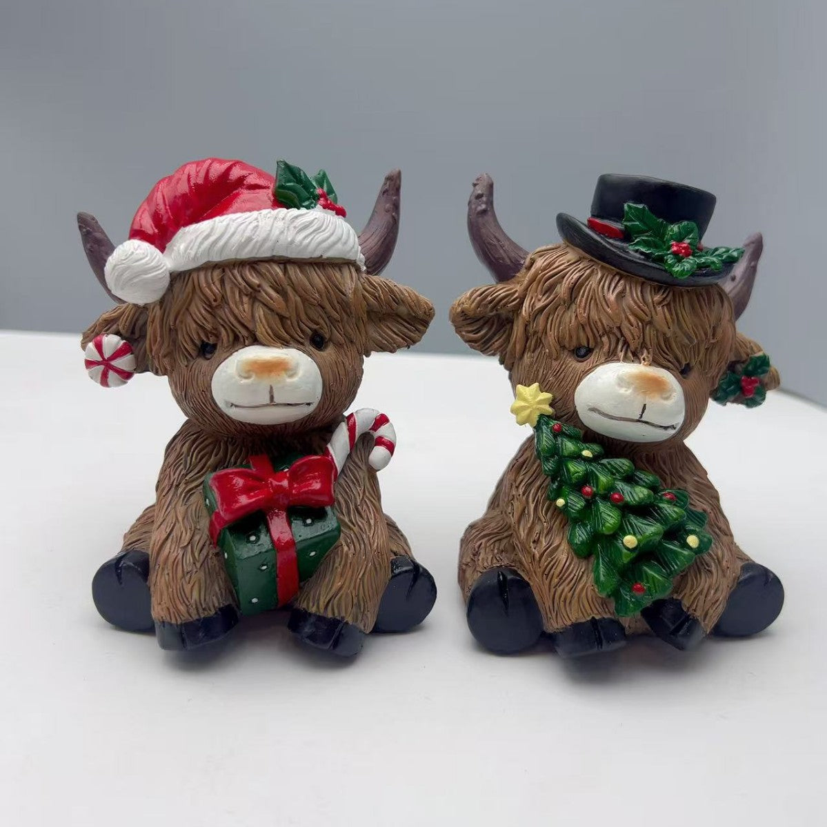 🎄 Highland Cow with Gift – Adorable Christmas Tabletop Statue for Cozy Holiday Décor