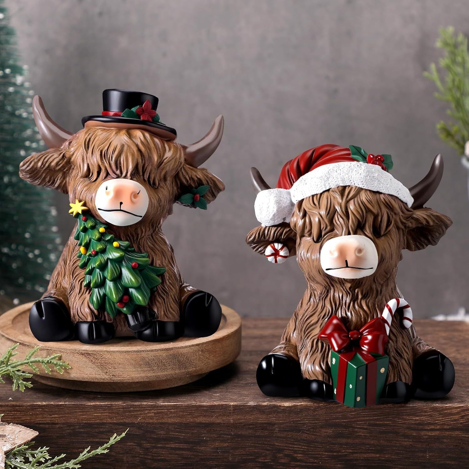 🎄 Highland Cow with Gift – Adorable Christmas Tabletop Statue for Cozy Holiday Décor